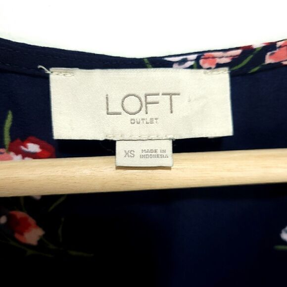 LOFTāNavyā&āFloralsĀ SleevelessāBlouse - Picture 3 of 6